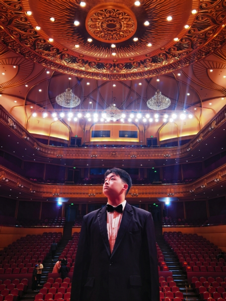 校级综合素质老员工风采 陈泽新